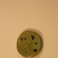 Amulet oka uđat od zelenkaste fajanse s rupom za nizanje